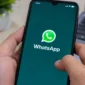 penggunaan dua akun WhatsApp pada satu HP (Ilustrasi AI : sisipublik.com)