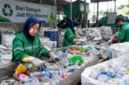 Pemilahan sampah plastik menjadi bagian penting dalam rantai ekonomi sirkular untuk memasok bahan baku industri daur ulang (Ilustrasi AI : sisipublik.com)