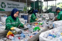 Pemilahan sampah plastik menjadi bagian penting dalam rantai ekonomi sirkular untuk memasok bahan baku industri daur ulang (Ilustrasi AI : sisipublik.com)