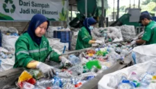 Pemilahan sampah plastik menjadi bagian penting dalam rantai ekonomi sirkular untuk memasok bahan baku industri daur ulang (Ilustrasi AI : sisipublik.com)