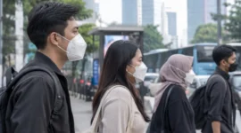 Warga mengenakan masker untuk mengurangi risiko paparan abu vulkanik Anak Krakatau yang menyebar ke sejumlah wilayah di Pulau Jawa (Ilustrasi AI : sisipublik.com)