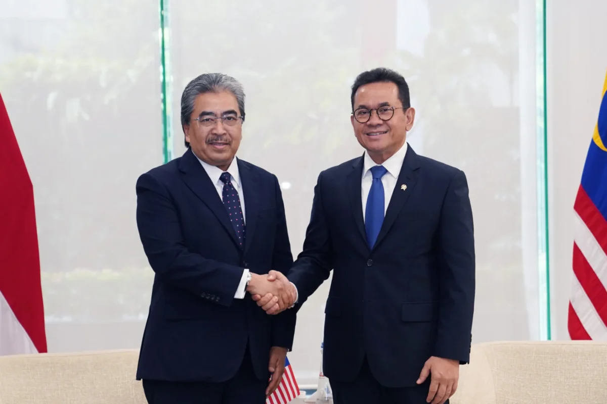 Menteri Perdagangan RI Budi Santoso dan Menteri Investasi, Perdagangan, dan Industri Malaysia Datuk Seri Johari Abdul Ghani membahas penguatan perdagangan dan investasi bilateral dalam pertemuan JTIC di Jakarta (foto: kementerian perdagangan)
