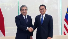 Menteri Perdagangan RI Budi Santoso dan Menteri Investasi, Perdagangan, dan Industri Malaysia Datuk Seri Johari Abdul Ghani membahas penguatan perdagangan dan investasi bilateral dalam pertemuan JTIC di Jakarta (foto: kementerian perdagangan)
