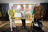 Kementerian Kebudayaan menerima hibah 275 lukisan dan sketsa karya Otto Djaya beserta buku serta dokumen seni dari keluarga Holst di Jakarta (foto: kementerian kebudayaan)