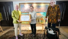 Kementerian Kebudayaan menerima hibah 275 lukisan dan sketsa karya Otto Djaya beserta buku serta dokumen seni dari keluarga Holst di Jakarta (foto: kementerian kebudayaan)