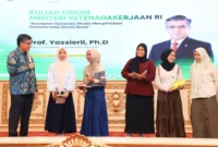 Menteri Ketenagakerjaan Yassierli menyampaikan kuliah umum di Universitas Baiturrahmah, Padang, Sumatera Barat (foto: kementerian ketenagakerjaan)