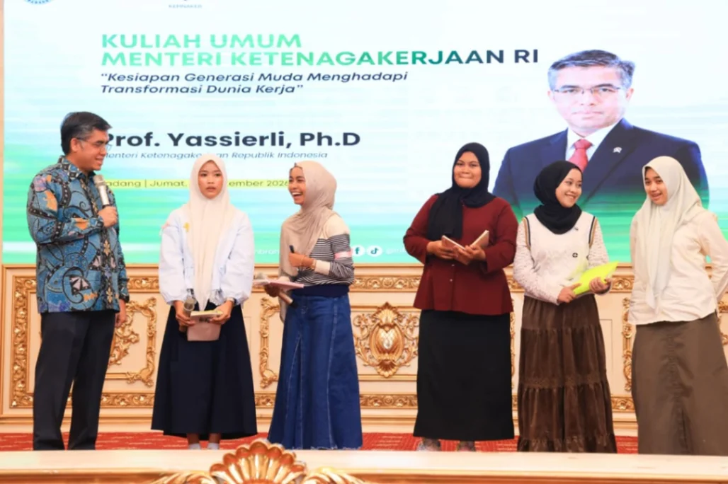 Menteri Ketenagakerjaan Yassierli menyampaikan kuliah umum di Universitas Baiturrahmah, Padang, Sumatera Barat (foto: kementerian ketenagakerjaan)