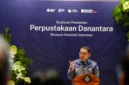 Menteri Kebudayaan Fadli Zon mengamati koleksi buku setelah meresmikan Perpustakaan Danantara di Museum Nasional Indonesia, Jakarta, (foto: kementerian kebudayaan)