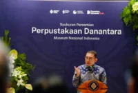 Menteri Kebudayaan Fadli Zon mengamati koleksi buku setelah meresmikan Perpustakaan Danantara di Museum Nasional Indonesia, Jakarta, (foto: kementerian kebudayaan)