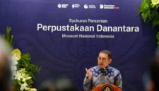 Menteri Kebudayaan Fadli Zon mengamati koleksi buku setelah meresmikan Perpustakaan Danantara di Museum Nasional Indonesia, Jakarta, (foto: kementerian kebudayaan)