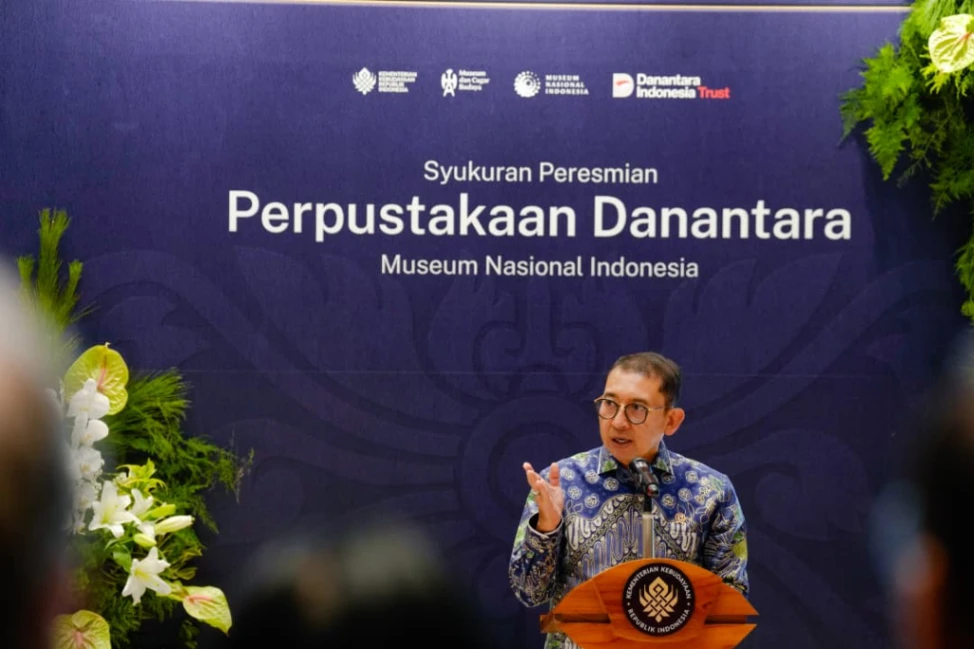 Menteri Kebudayaan Fadli Zon mengamati koleksi buku setelah meresmikan Perpustakaan Danantara di Museum Nasional Indonesia, Jakarta, (foto: kementerian kebudayaan)
