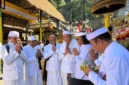 Sekretaris Jenderal Kementerian Kebudayaan Bambang Wibawarta menghadiri rangkaian Tawur Agung Manca Wali Krama di Desa Songan, Bali (foto: kementerian kebudayaan)