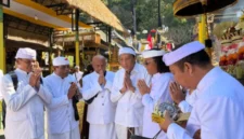 Sekretaris Jenderal Kementerian Kebudayaan Bambang Wibawarta menghadiri rangkaian Tawur Agung Manca Wali Krama di Desa Songan, Bali (foto: kementerian kebudayaan)