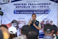Menteri Transmigrasi M. Iftitah Sulaiman Suryanagara berdialog dengan masyarakat lokal, warga transmigran, pemerintah daerah, dan Tim Ekspedisi Patriot ITS di Distrik Oransbari, Manokwari Selatan, Papua Barat (foto: kementerian transmigrasi)