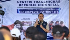 Menteri Transmigrasi M. Iftitah Sulaiman Suryanagara berdialog dengan masyarakat lokal, warga transmigran, pemerintah daerah, dan Tim Ekspedisi Patriot ITS di Distrik Oransbari, Manokwari Selatan, Papua Barat (foto: kementerian transmigrasi)