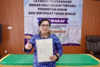Perwakilan gereja menerima sertipikat tanah rumah ibadah dari Kantor Pertanahan Kabupaten Pohuwato, Gorontalo (foto: kementerian agraria dan tatat ruang)