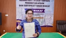 Perwakilan gereja menerima sertipikat tanah rumah ibadah dari Kantor Pertanahan Kabupaten Pohuwato, Gorontalo (foto: kementerian agraria dan tatat ruang)