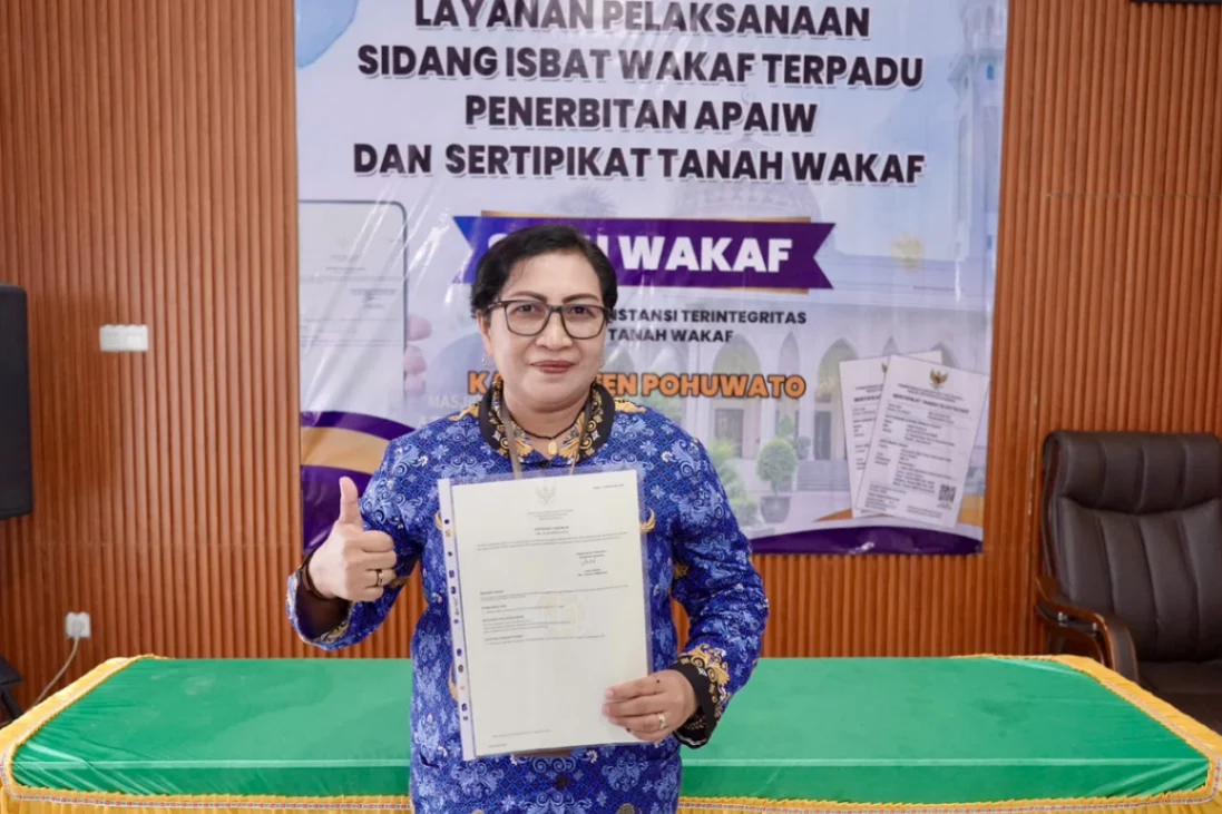 Perwakilan gereja menerima sertipikat tanah rumah ibadah dari Kantor Pertanahan Kabupaten Pohuwato, Gorontalo (foto: kementerian agraria dan tatat ruang)