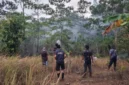 Tim Ekspedisi Patriot UGM bersama warga dan unsur terkait melakukan penanganan karhutla yang mengancam kawasan permukiman di Bupul Indah, Merauke (foto: dok. TEP UGM)