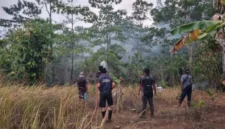 Tim Ekspedisi Patriot UGM bersama warga dan unsur terkait melakukan penanganan karhutla yang mengancam kawasan permukiman di Bupul Indah, Merauke (foto: dok. TEP UGM)