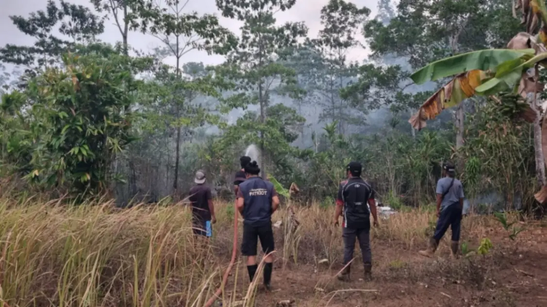 Tim Ekspedisi Patriot UGM bersama warga dan unsur terkait melakukan penanganan karhutla yang mengancam kawasan permukiman di Bupul Indah, Merauke (foto: dok. TEP UGM)