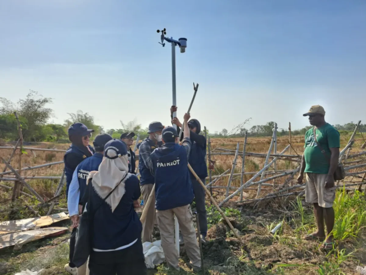 Tim Ekspedisi Patriot IPB University memasang Automatic Weather Station (AWS) di Kampung Harapan Makmur, Distrik Kurik, Kabupaten Merauke, Papua Selatan (foto: Dok. Tim Ekspedisi Patriot IPB)