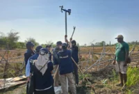 Tim Ekspedisi Patriot IPB University memasang Automatic Weather Station (AWS) di Kampung Harapan Makmur, Distrik Kurik, Kabupaten Merauke, Papua Selatan (foto: Dok. Tim Ekspedisi Patriot IPB)