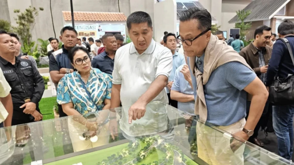 Menteri PKP Maruarar Sirait bersama COO Danantara Indonesia Dony Oskaria meninjau stan Danantara Housing Expo 2026 di NICE PIK 2, Tangerang (foto: kementerian perumahan dan kawasan pemukiman)
