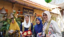 Wakil Menteri Perdagangan Dyah Roro Esti Widya Putri meninjau sentra produk rotan di Desa Trangsan, Sukoharjo, Jawa Tengah (foto: kementerian perdagangan)