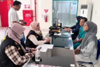 Petugas melakukan pemeriksaan aspek norma kerja dan keselamatan serta kesehatan kerja (K3) di perusahaan kawasan industri Kendal dan Batang (foto: kementerian ketenagakerjaan)