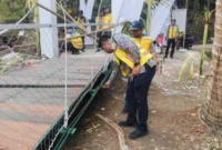 Tim teknis Kementerian PU melakukan pemeriksaan kondisi Jembatan Gantung Pongpet di Pangandaran setelah mengalami gangguan struktur saat peresmian (foto: kementerian pekerjaan umum)