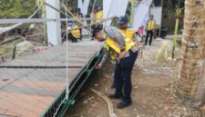 Tim teknis Kementerian PU melakukan pemeriksaan kondisi Jembatan Gantung Pongpet di Pangandaran setelah mengalami gangguan struktur saat peresmian (foto: kementerian pekerjaan umum)