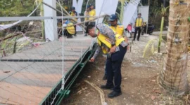 Tim teknis Kementerian PU melakukan pemeriksaan kondisi Jembatan Gantung Pongpet di Pangandaran setelah mengalami gangguan struktur saat peresmian (foto: kementerian pekerjaan umum)