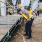 Tim teknis Kementerian PU melakukan pemeriksaan kondisi Jembatan Gantung Pongpet di Pangandaran setelah mengalami gangguan struktur saat peresmian (foto: kementerian pekerjaan umum)