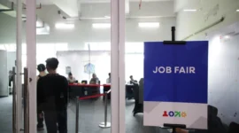 Pencari kerja mencari informasi lowongan pada kegiatan job fair industri olahraga. Sport Industry Job Fair 2026 menjadi bagian dari rangkaian Indonesia Sport Summit 2026 di Jakarta (foto: kementerian pemuda dan olahraga)