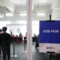 Pencari kerja mencari informasi lowongan pada kegiatan job fair industri olahraga. Sport Industry Job Fair 2026 menjadi bagian dari rangkaian Indonesia Sport Summit 2026 di Jakarta (foto: kementerian pemuda dan olahraga)
