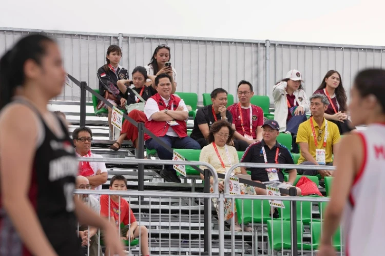 Menpora Erick Thohir memberikan dukungan kepada tim basket 3x3 putri Indonesia saat berlaga di Asian Games Aichi-Nagoya 2026, Jepang (foto: kementerian pemuda dan olahraga)