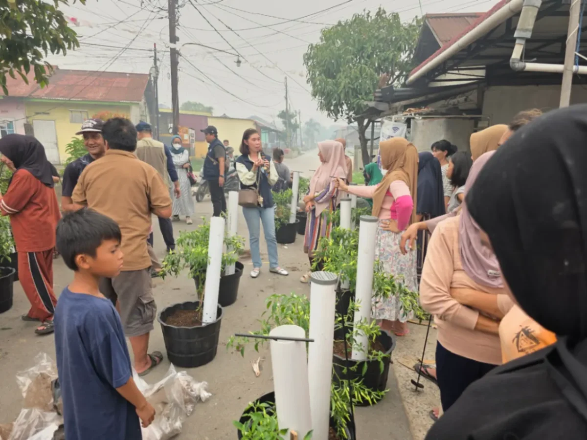 Warga Kompleks Yuka, Pontianak, mengikuti penerapan sistem pot Losida untuk mengolah sampah organik dari rumah (foto: kementerian lingkungan hidup)