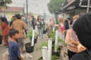 Warga Kompleks Yuka, Pontianak, mengikuti penerapan sistem pot Losida untuk mengolah sampah organik dari rumah (foto: kementerian lingkungan hidup)