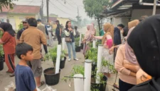 Warga Kompleks Yuka, Pontianak, mengikuti penerapan sistem pot Losida untuk mengolah sampah organik dari rumah (foto: kementerian lingkungan hidup)