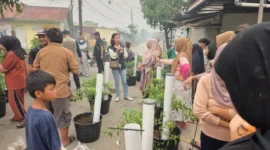 Warga Kompleks Yuka, Pontianak, mengikuti penerapan sistem pot Losida untuk mengolah sampah organik dari rumah (foto: kementerian lingkungan hidup)