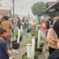 Warga Kompleks Yuka, Pontianak, mengikuti penerapan sistem pot Losida untuk mengolah sampah organik dari rumah (foto: kementerian lingkungan hidup)
