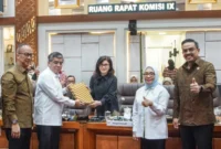 Menteri Ketenagakerjaan Yassierli mengikuti Rapat Kerja Pembicaraan Tingkat I RUU Pelindungan Ketenagakerjaan bersama Komisi IX DPR RI di Kompleks Parlemen, Jakarta (foto: kementerian ketenagakerjaan)