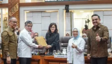 Menteri Ketenagakerjaan Yassierli mengikuti Rapat Kerja Pembicaraan Tingkat I RUU Pelindungan Ketenagakerjaan bersama Komisi IX DPR RI di Kompleks Parlemen, Jakarta (foto: kementerian ketenagakerjaan)
