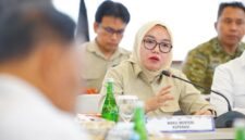 Wakil Menteri Koperasi Farida Farichah menyampaikan penguatan sinergi koperasi dengan Kampung Nelayan Merah Putih dalam rapat koordinasi di Jakarta (foto: kementerian koperasi)