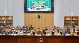 Menteri Koperasi Ferry Juliantono mengikuti rapat kerja bersama Komisi VI DPR RI yang membahas perkembangan KDKMP, tata kelola koperasi, dan anggaran Kementerian Koperasi (foto: kementerian koperasi)