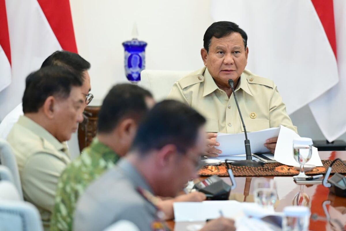 Presiden Prabowo Subianto memimpin rapat penanganan karhutla dan mengarahkan penguatan dukungan pemadaman di Taman Nasional Tanjung Puting, Kalimantan Tengah (foto: kementerian sekretaris negara)