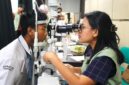 Pemeriksaan mata di lingkungan sekolah membantu mendeteksi gangguan penglihatan sejak dini sebagai bagian dari upaya Kemenkes memperluas akses layanan kesehatan mata (foto: kementerian kesehatan)