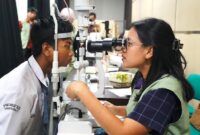 Pemeriksaan mata di lingkungan sekolah membantu mendeteksi gangguan penglihatan sejak dini sebagai bagian dari upaya Kemenkes memperluas akses layanan kesehatan mata (foto: kementerian kesehatan)