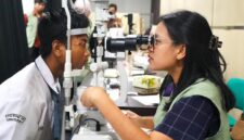Pemeriksaan mata di lingkungan sekolah membantu mendeteksi gangguan penglihatan sejak dini sebagai bagian dari upaya Kemenkes memperluas akses layanan kesehatan mata (foto: kementerian kesehatan)
